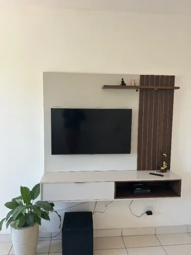 Vende- se painel de tv muito bonito e muito novo. Não entrego.