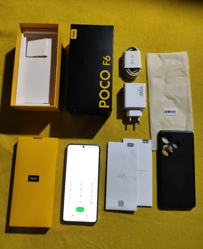 Poco F6 512gb tem tricadinho no vidro quase não da pra ver não é na tela 