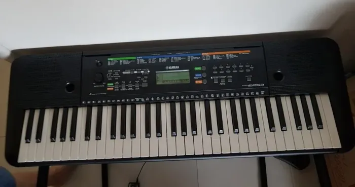 Teclado Yamaha PSR-E253 - Novo, praticamente sem uso!!