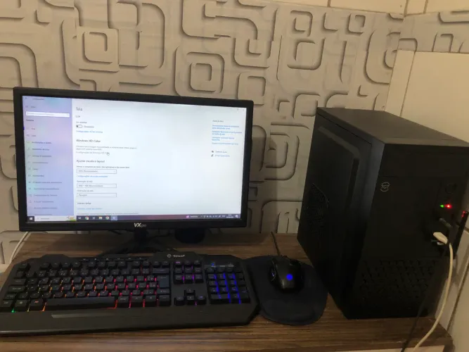Pc completo com teclado e mouse e monitor