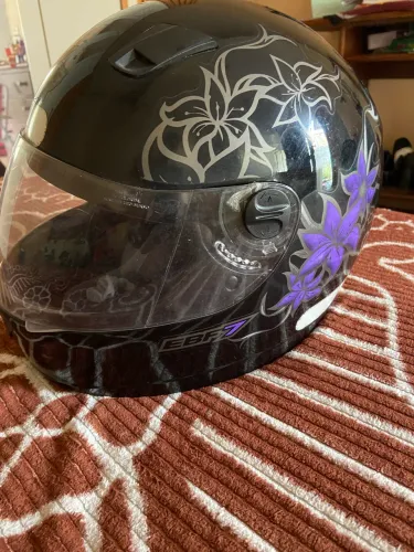 Vendo um capacete