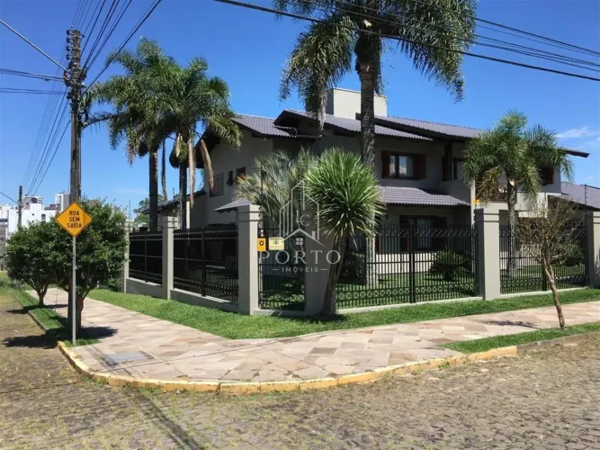 Casa de Alto Padrão à Venda - Bairro Cinquentenário