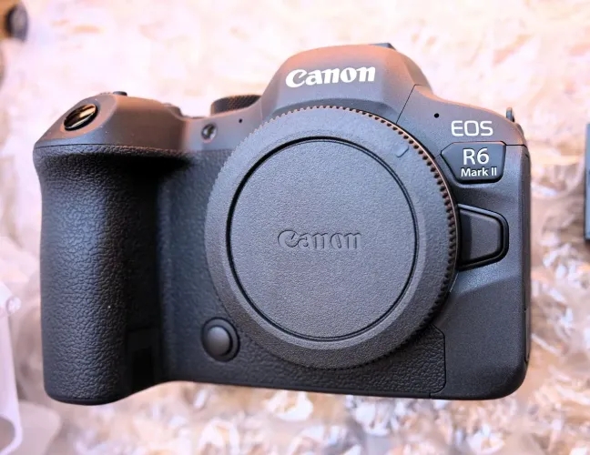 Canon R6 Mark II com 300 clicks. Novíssima.