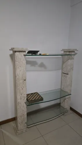 Estante de pedra e vidro