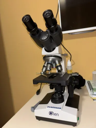 Microscópio binocular acromático foco finito