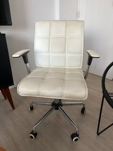 Cadeira escritório courino branco