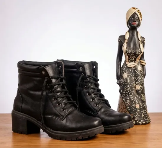 Bota feminina em couro sintético
