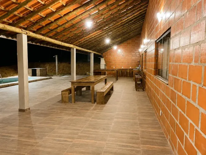 ÓTIMA CASA COM 220 M e 3 QUARTOS 3 BANHEIROS VARANDO DE 90 M PISCINA, ÁREA DE 1500 M