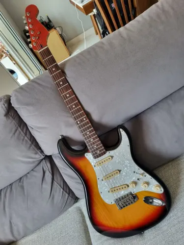 Guitarra fender stratocaster (partscaster)