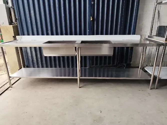 Pia dupla em inox para uso contínuo em cozinha industrial, 1,80 m 