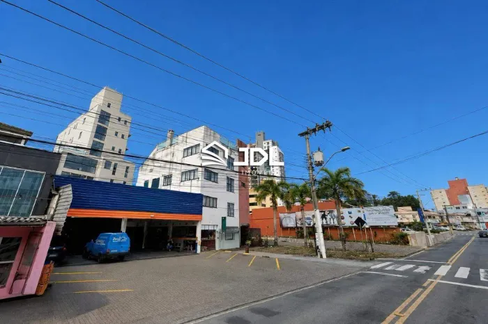 Terreno plano com localização privilegiada a poucos metros da Vila Germânica!