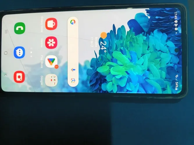 Samsung s20fe com alguns arranhão nas quinas e com risco na tela
