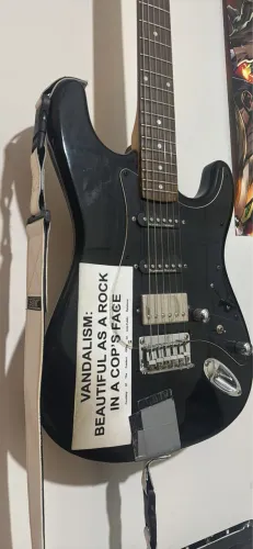 Squier Bullet Stratocaster HSS modificada - Vandalism Strat / Kurt Cobain