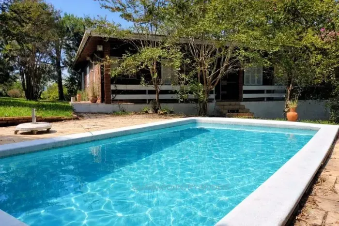 Sítio encantador em ótima localização, natureza, conforto e espaço! Duas casas, piscina e 