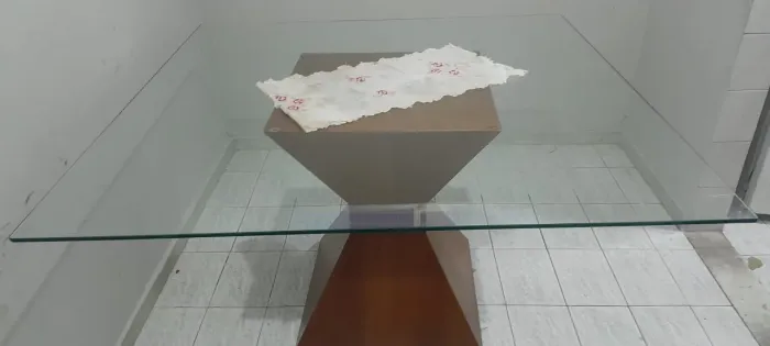 Vendo mesa de jantar de vidro  8 lugares sem cadeiras 