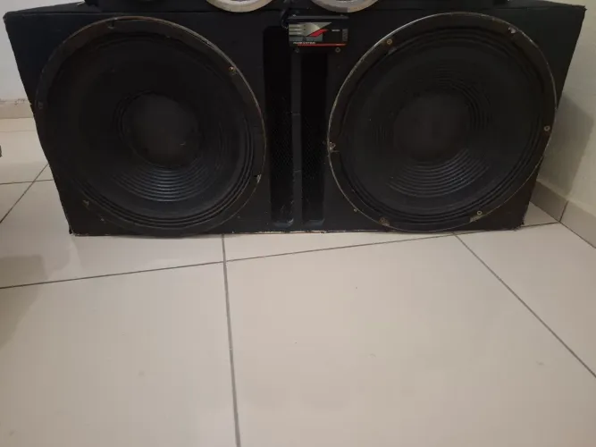 Caixa de som com dois ALTO falantes de 15"