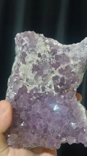 Drusa de ametista com calcitas nuvem, perfeito pra sua coleção.