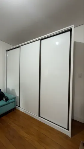 Guarda roupa branco 3 portas