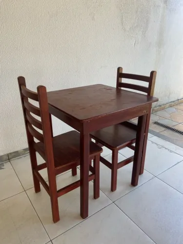 Vendo conjunto mesa 70x70 + 4 cadeiras madeira maciça