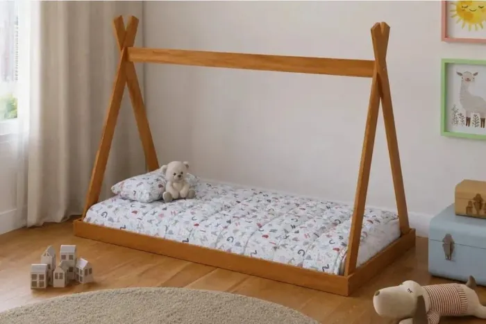 Cama usada para criança, tipo montessoriana, vai colchão. Com detalhes.
