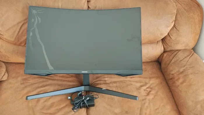 Monitor Samsung Odyssey G5 curvo 27 polegadas + fonte (tela danificada, modelo 2025)