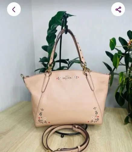 Bolsa coach original rose com bordados de flores acompanha alça removível