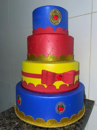 Bolo fake branca de neve