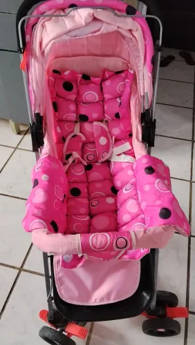 Carrinho de bebê semi-novo