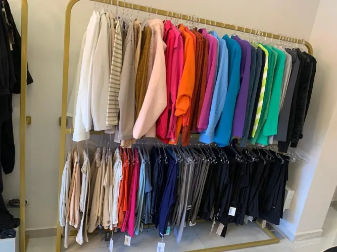 Araras para loja ou closet lindas e funcionais 