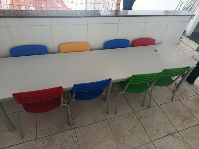 Mesa com 8 cadeiras para criança 