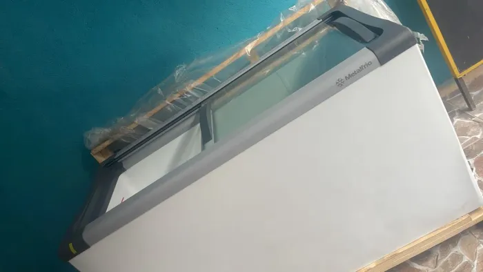 Vendo freezer muito nova