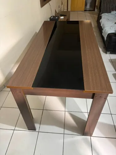 Mesa de jantar retangular com vidro no meio (usada)