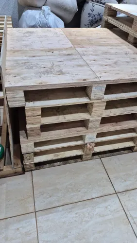 Pallets seminovos medidas variadas compensado resistente. 