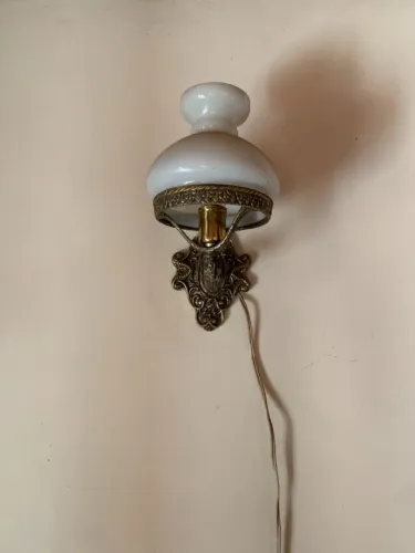 Arandela de Parede Vintage em Vidro Branco e Metal Decorado