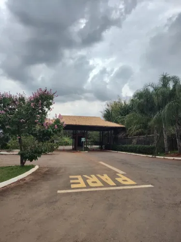 Lote no condomínio de chácara Santa Branca 