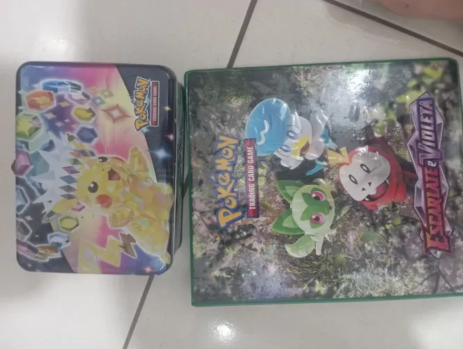 Álbum pokémon+lata evoluções prismáticas 