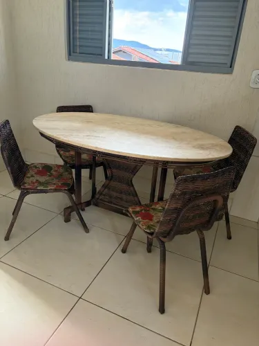 Mesa de Jantar Oval + 4 Cadeiras em Fibra - Conjunto Completo