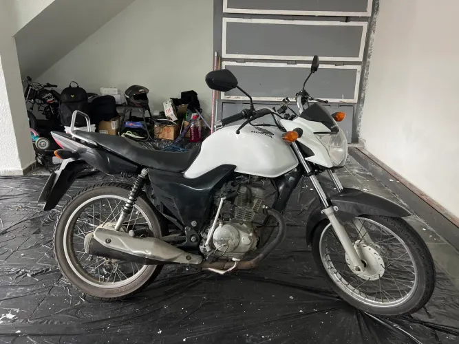 Moto funcionando tudo motor feito a pouco tempo embreagem completa original da Honda 