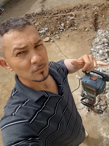 Disponível pra trabalhar de ajudante de pedreiro 