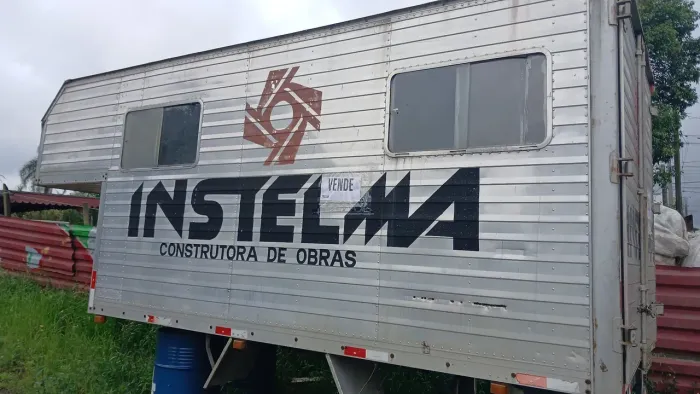 Vendo baú f4000 completo