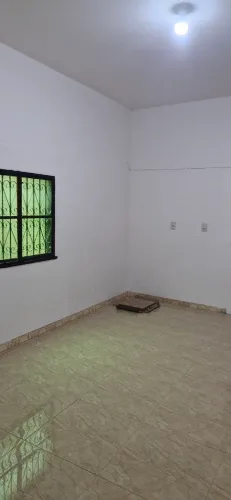 ALUGA-SE CASA PARA FINS COMERCIAIS - CLÍNICAS OU ESCRITÓRIOS