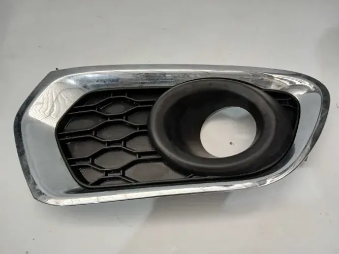 MOLDURA FAROL MILHA DIREITO RENAULT SANDERO LOGAN 2015/2020