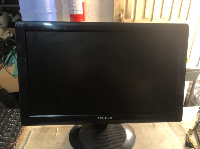 Monitor 18,5 com USB e som 
