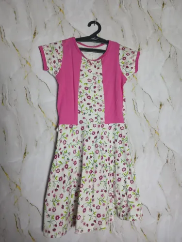 Vestido infantil floral rosa e branco