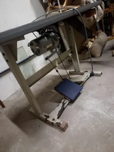 Bancada para Máquina de Costura Industrial com Suporte para Linhas e Motor funcional