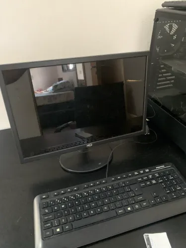 Vendo computador com mesa e cadeira