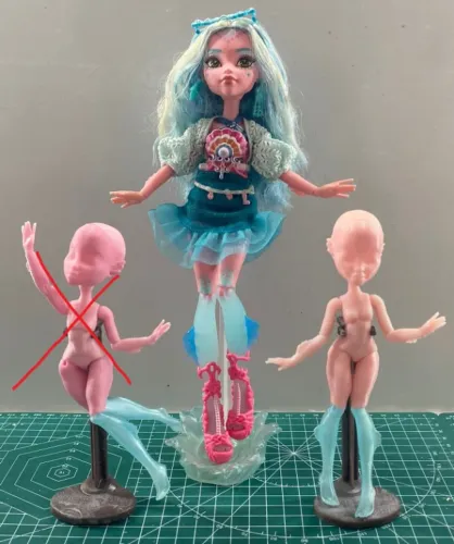 Mini Monster High Lagoona G3 com mini suporte