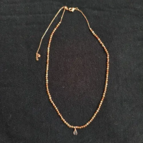 Gargantilha choker rosé com pingente de gota