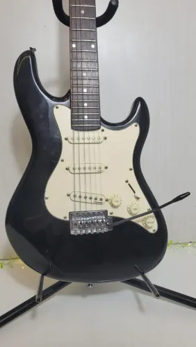 Guitarra strinberg cordas novas + amplificador born