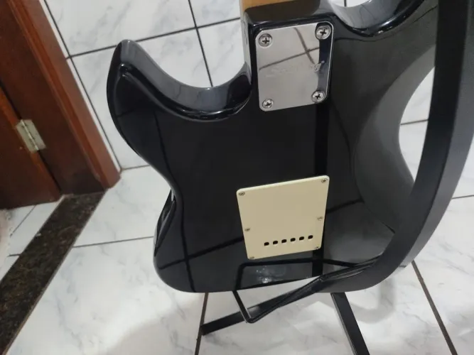 Vendo guitarra stratocaster Strinberg modelo Sts-100 em ótimo estado